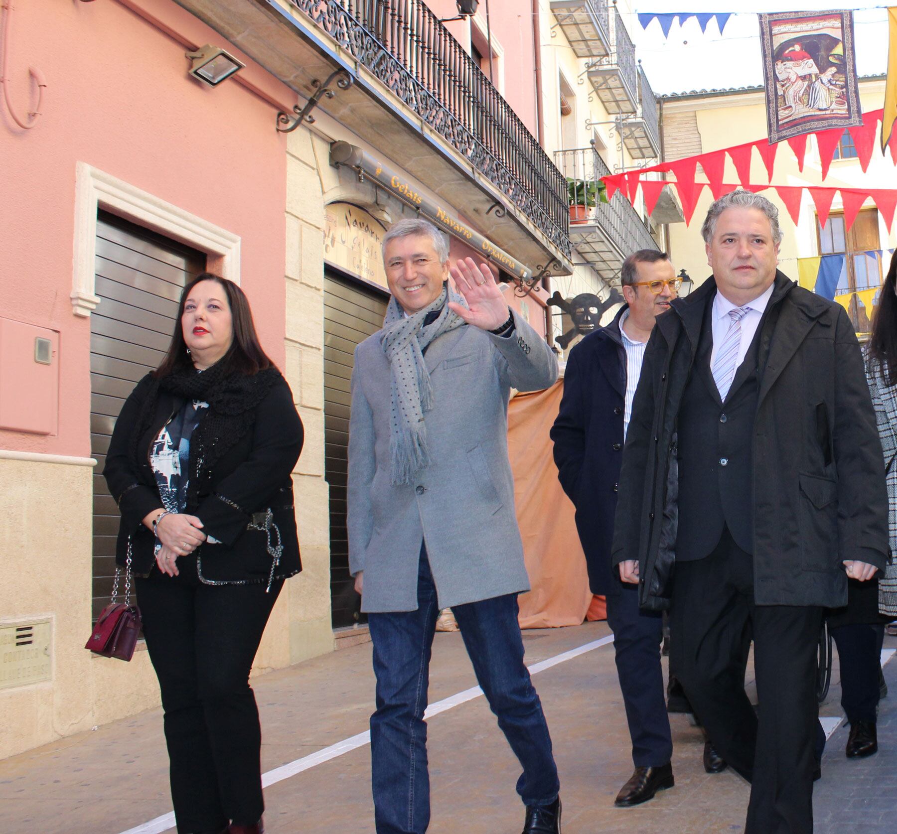 Rafa Climent, saludando, durante el recorrido de las autoridades en la inauguración de la Fireta de Muro, junto a la concejal de Cultura, Xelo Cascant y el alcalde murero, Gabriel Tomás