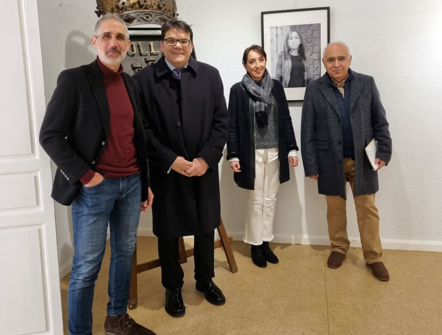 El autor acompañado por la alcaldesa y el Concejal de Cultura de Bullas junto al director del Museo de Bellas Artes de Murcia