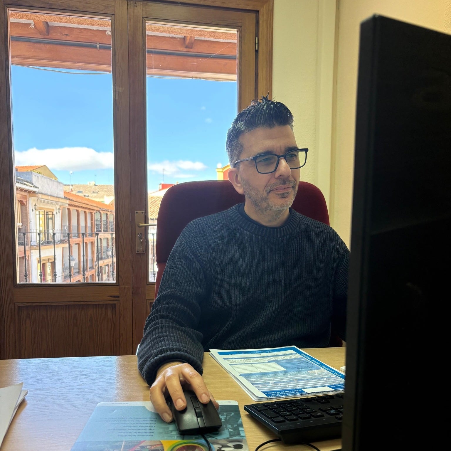 El concejal de Hacienda de Ciempozuelos, Luis Pueyo, ya está firmando las primeras devoluciones de los cobros indebidos de la tasa de basuras