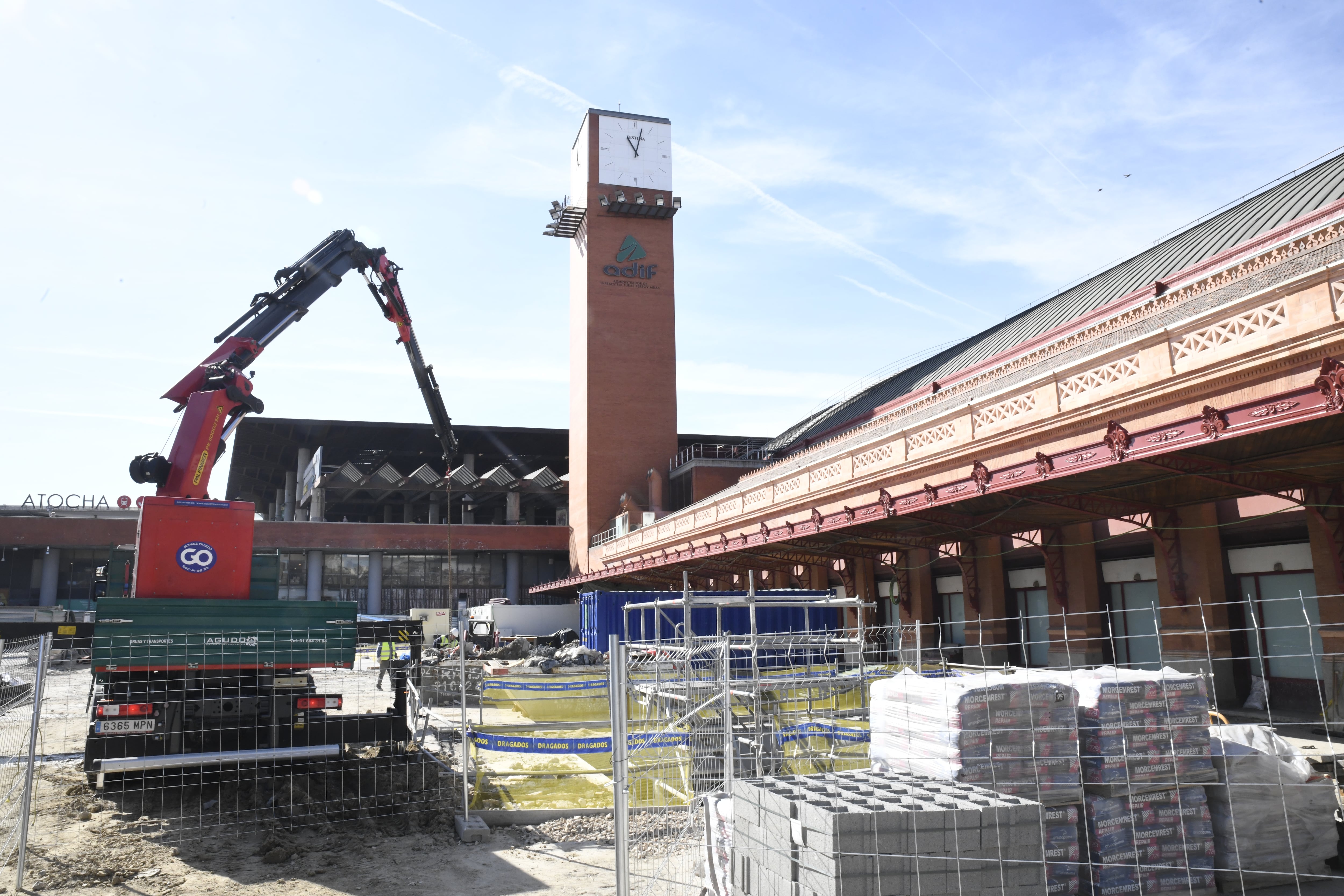 Las obras, junto con las que se desarrollan en la C5, tienen un presupuesto de 54 millones de euros para sumar una vía más en el túnel de Sol y ampliar el andén 5 de Atocha, que da servicio a las vías 9 y 10, que dan servicio a la C5.