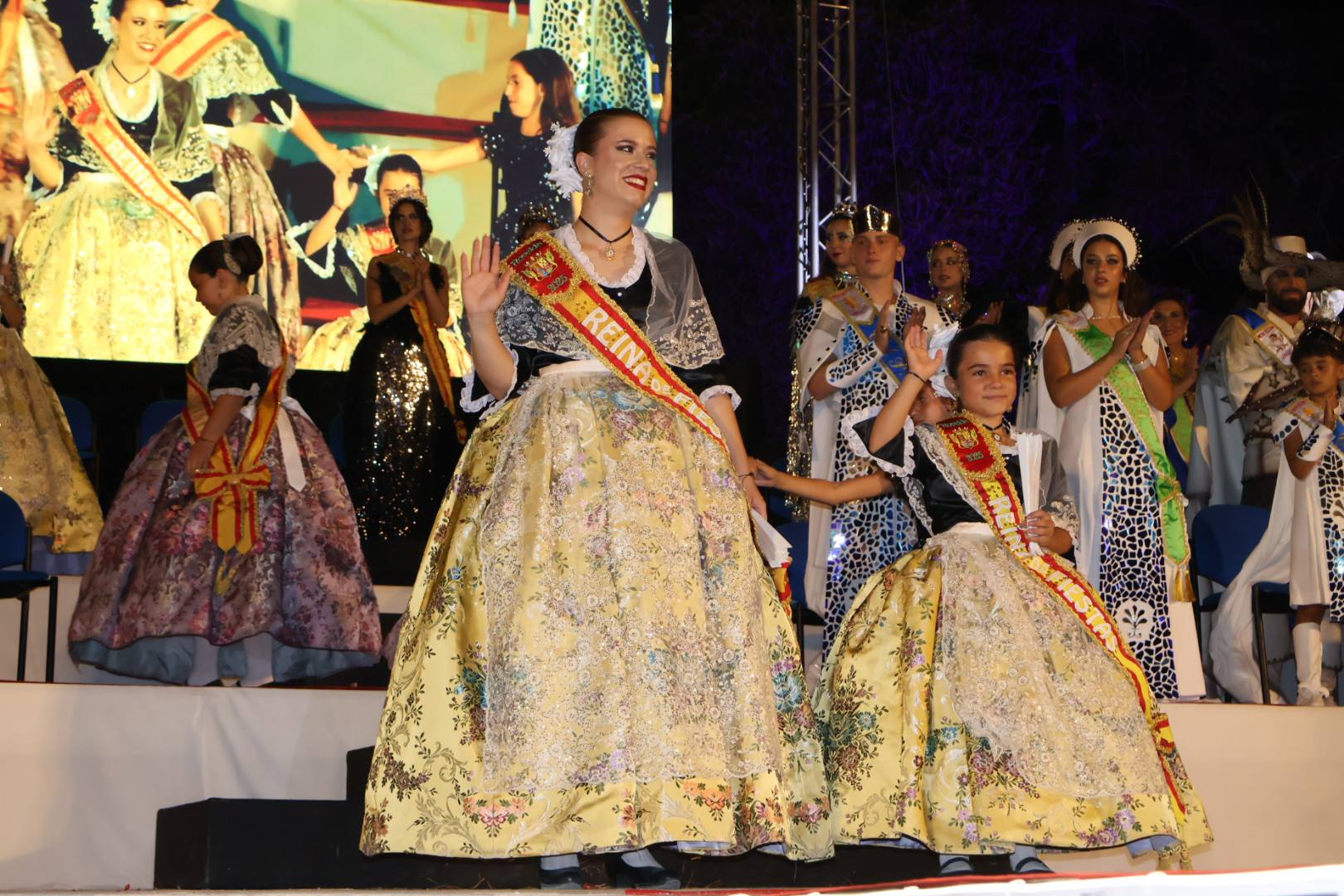 Ángela Mayayo y Aitana Díaz, ambas representantes del barrio de La Estación, han sido coronadas como Reina Mayor y Reina Infantil respectivamente.