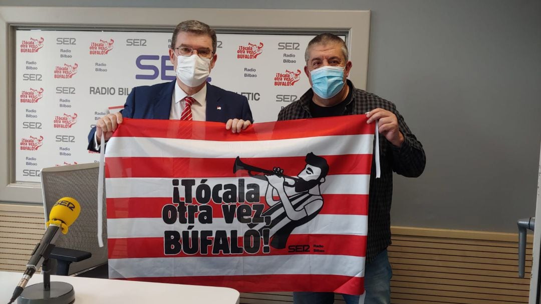 Iñigo Markinez hizo entrega al alcalde Aburto de la bandera de Radio Bilbao
