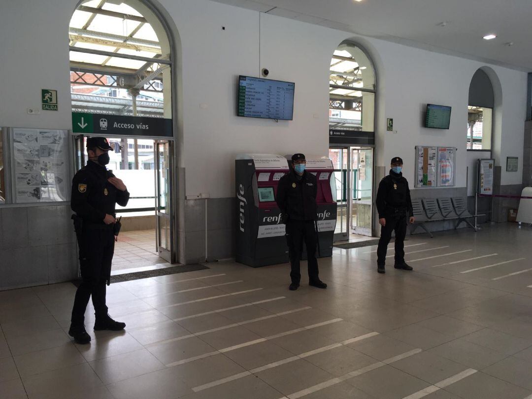Policía Nacional en la estación de Palencia