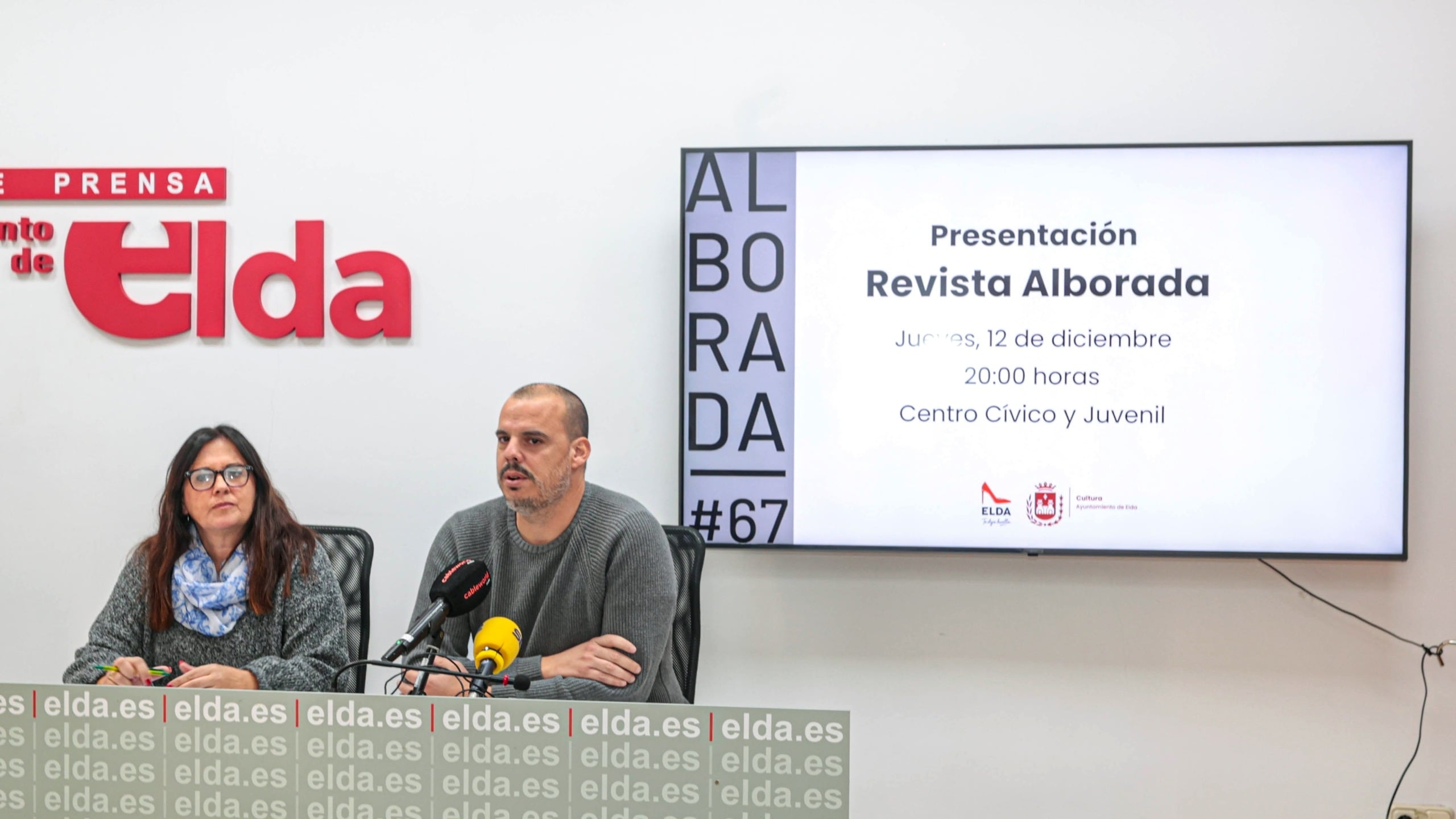 Loli Soler, directora de la revista Alborada junto a Iñaki Pérez, edil de Cultura de Elda