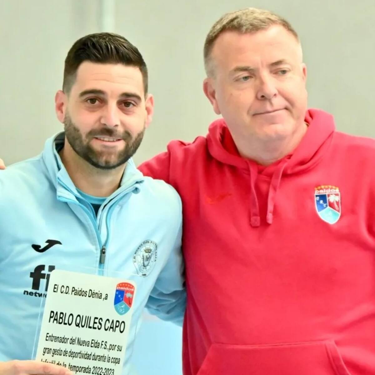 El técnico del Nueva Elda, Pablo Quiles recibe el reconocimiento del Paidos Denia por su deportividad