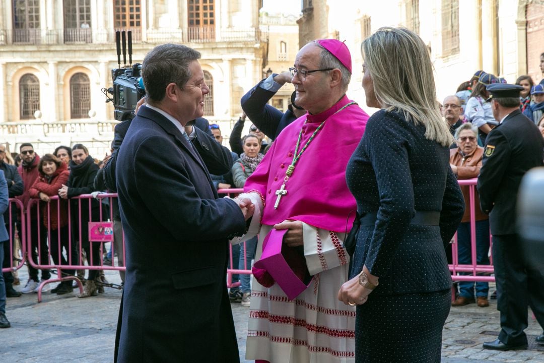 El nuevo Arzobispo de Toledo y Milagros Tolón se han encontrado con Emiliano García-Page en la puerta de la catedral