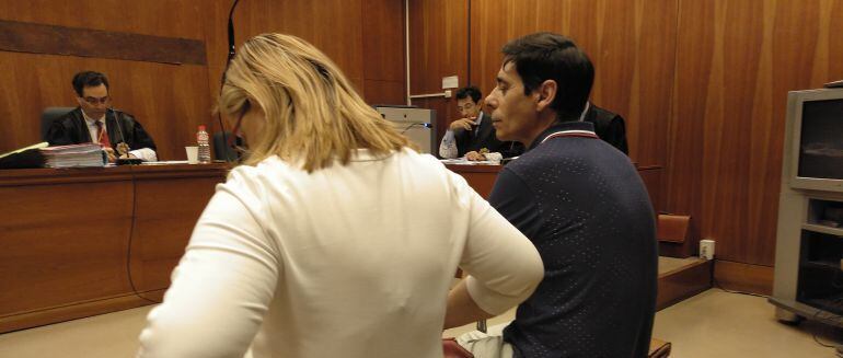 Lino Rodríguez y su mujer, en el banquillo de los acusados