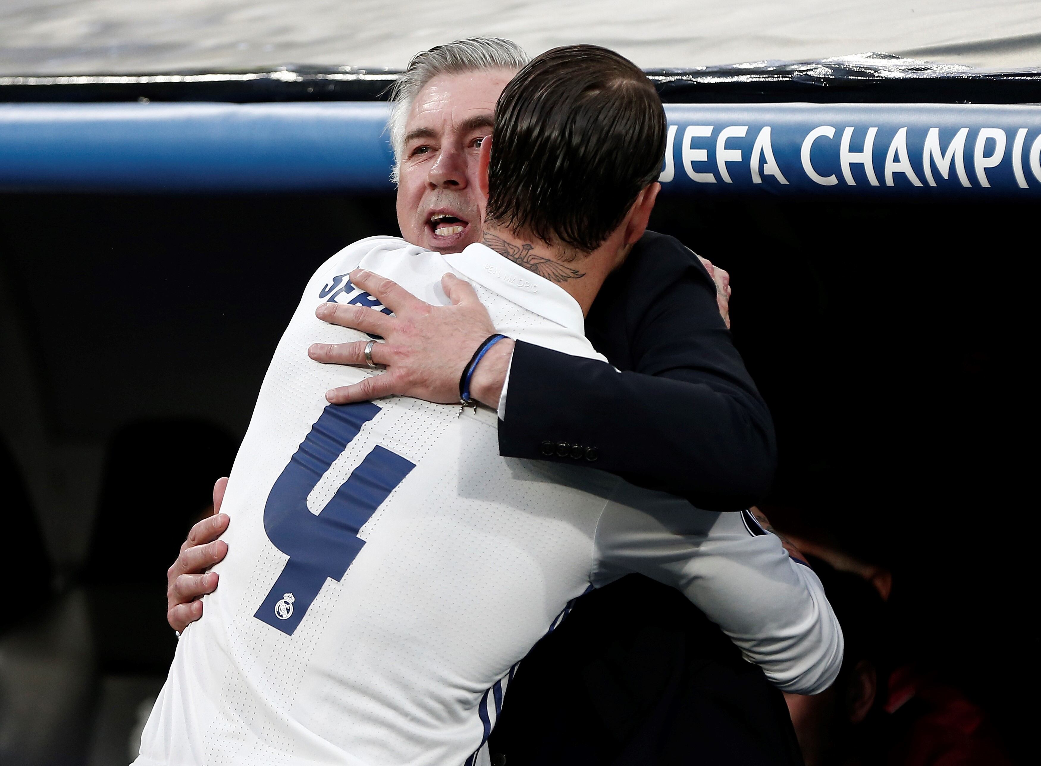 Sergio Ramos se abraza con Ancelotti en 2017, en un Real Madrid - Bayern, equipo al que entrenaba el italiano por aquel entonces.