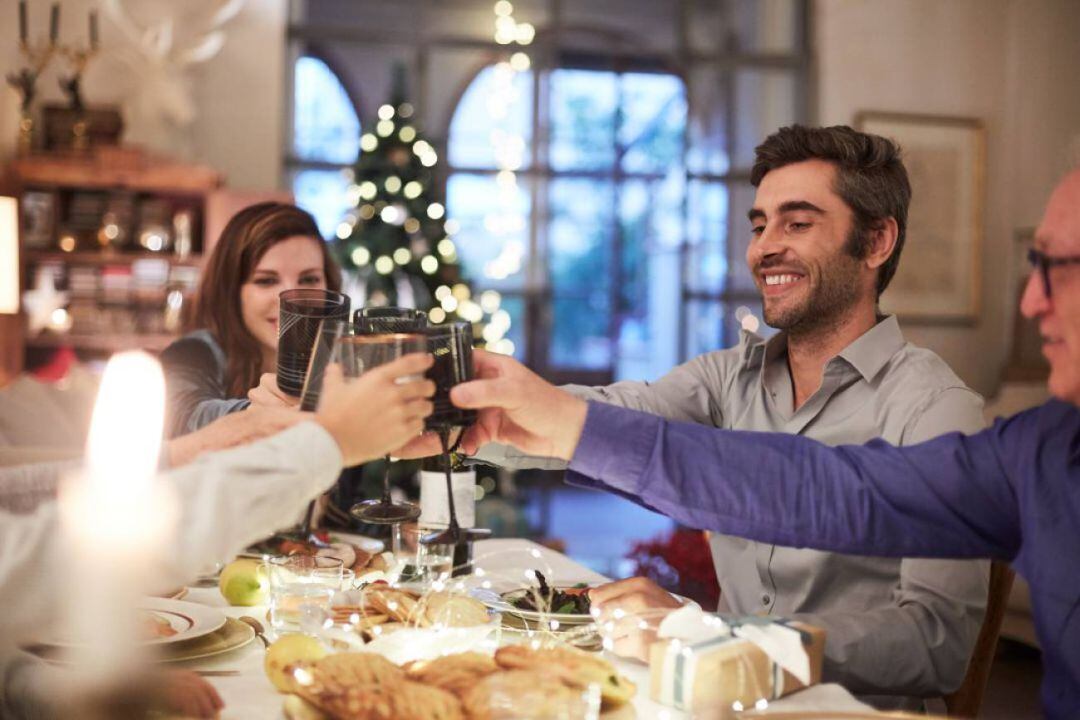 La Generalitat propone umentar a 10 personas las quedadas entre familiares los días de Nochebuena, Navidad, Nochevieja, Año Nuevo, Roscón y Reyes. 