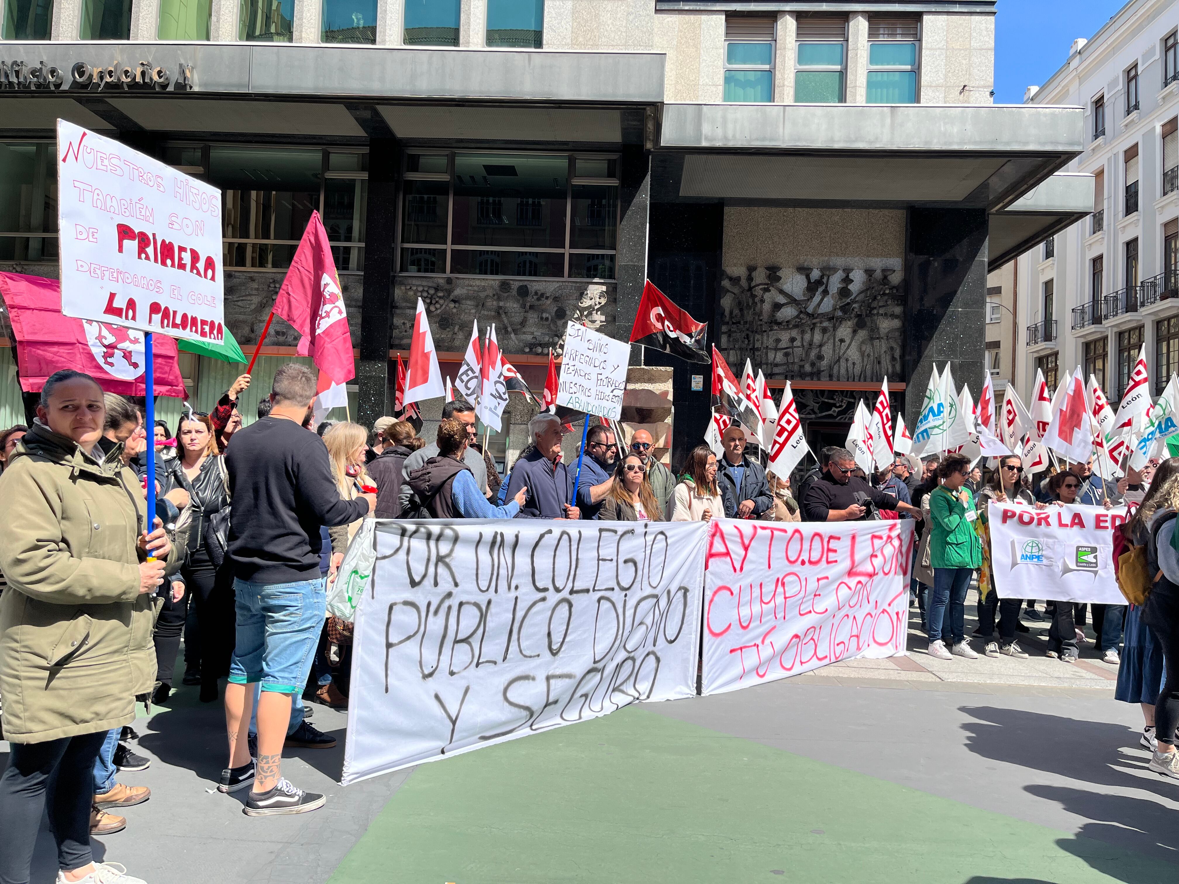 Protesta convocada por la Junta de Personal Docente frente al Ayuntamiento de León