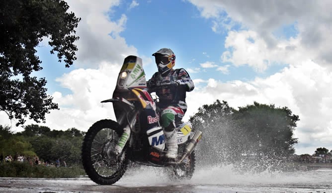 El motociclista español Marc Coma, durante la primera etapa del Rally Dakar 2011 en Santa Rosa de Calamuchita, Córdoba (Argentina).