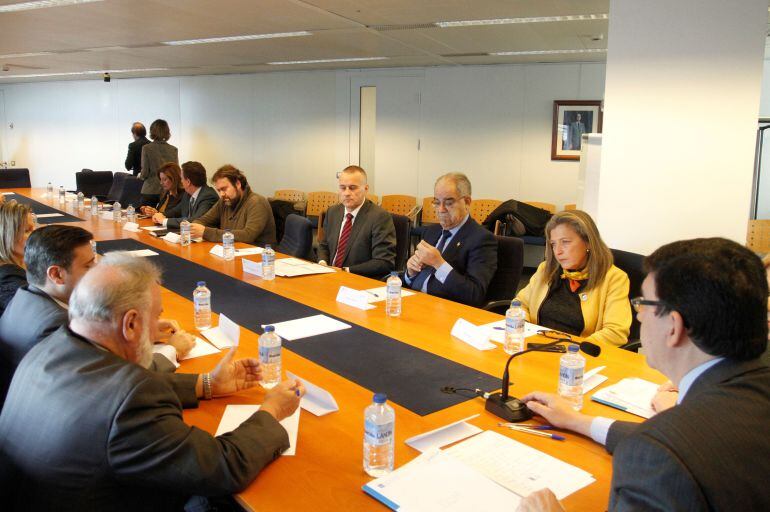 Un momento de la reunión entre Xunta y colectivos sociales y económicos de la ciudad de Vigo