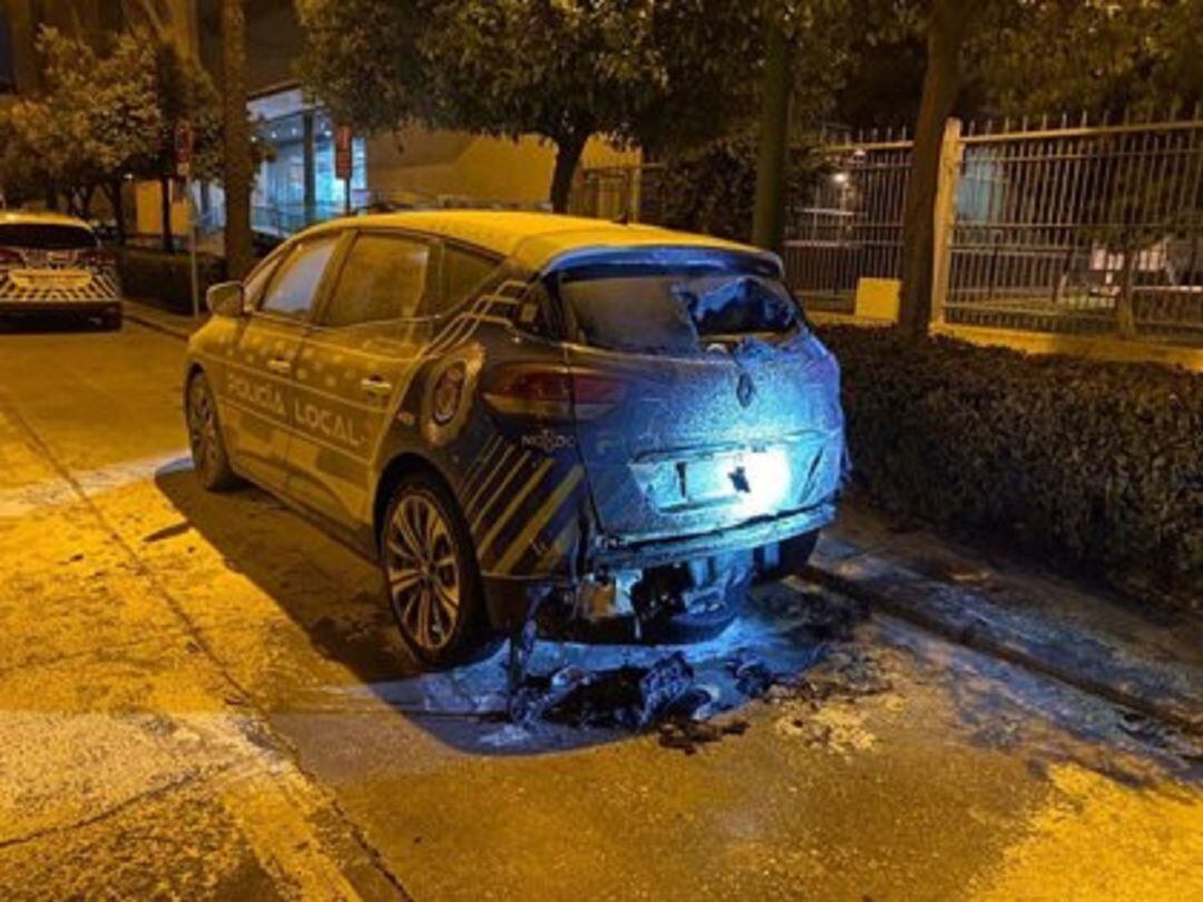 Coche de patrulla incendiado.