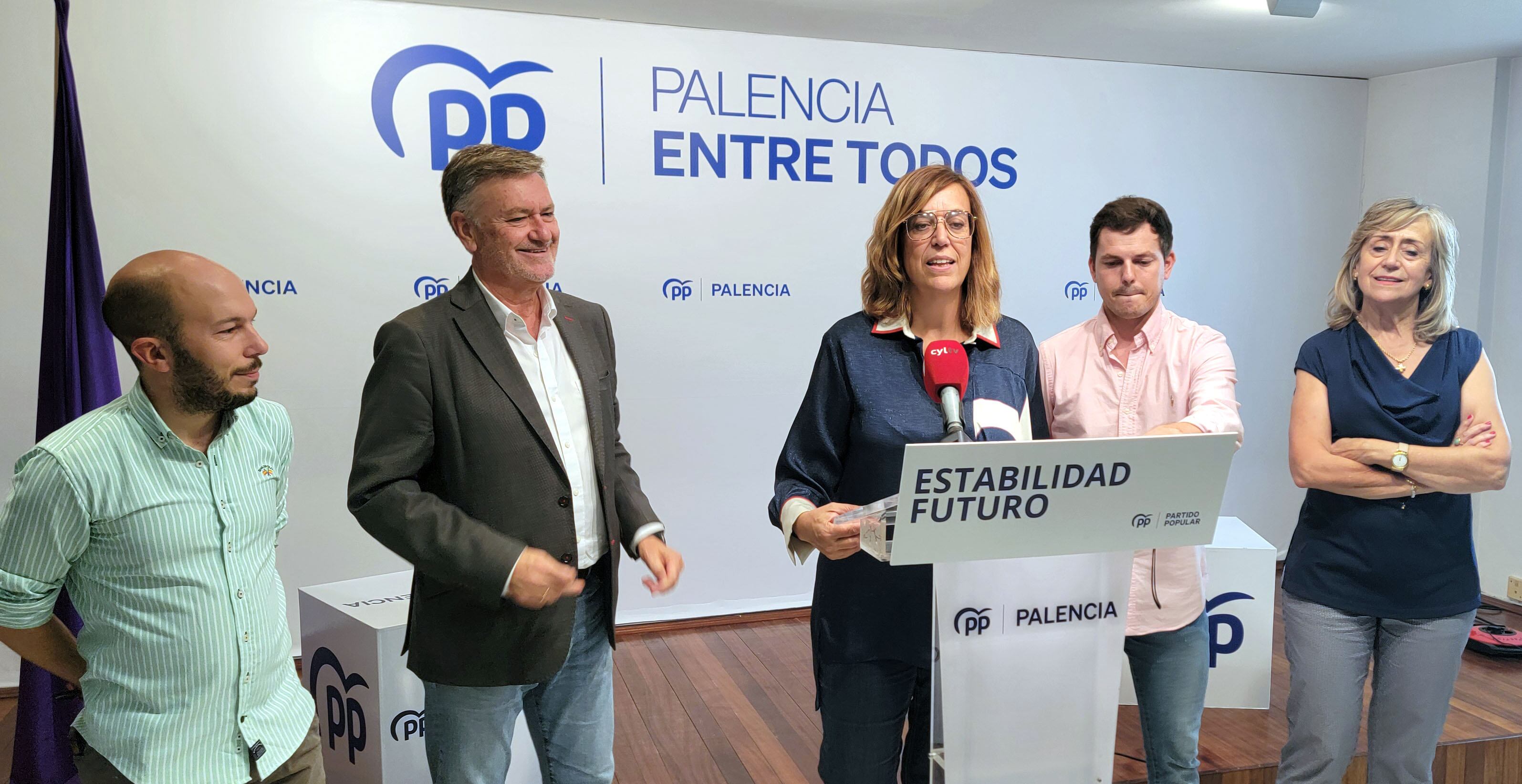 La presidenta del PP en Palencia, Ángeles Armisén, junto con el secretario autonómico, Francisco Vázquez, y otros dirigentes, informan antes de la reunión del Comité Ejecutivo Provincial del Partido Popular de Palencia.