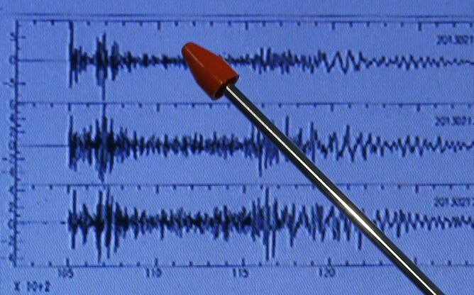 El director de la Agencia de Meteorología Japonesa señala el terremoto registrado en Japón tras la prueba nuclear norcoreana