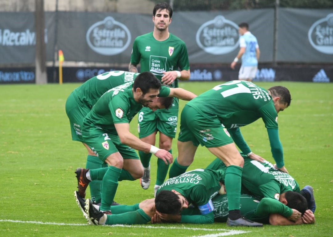 Los jugadores del Compos celebran el gol de Primo, que sentenciaba el partido en Barreiro