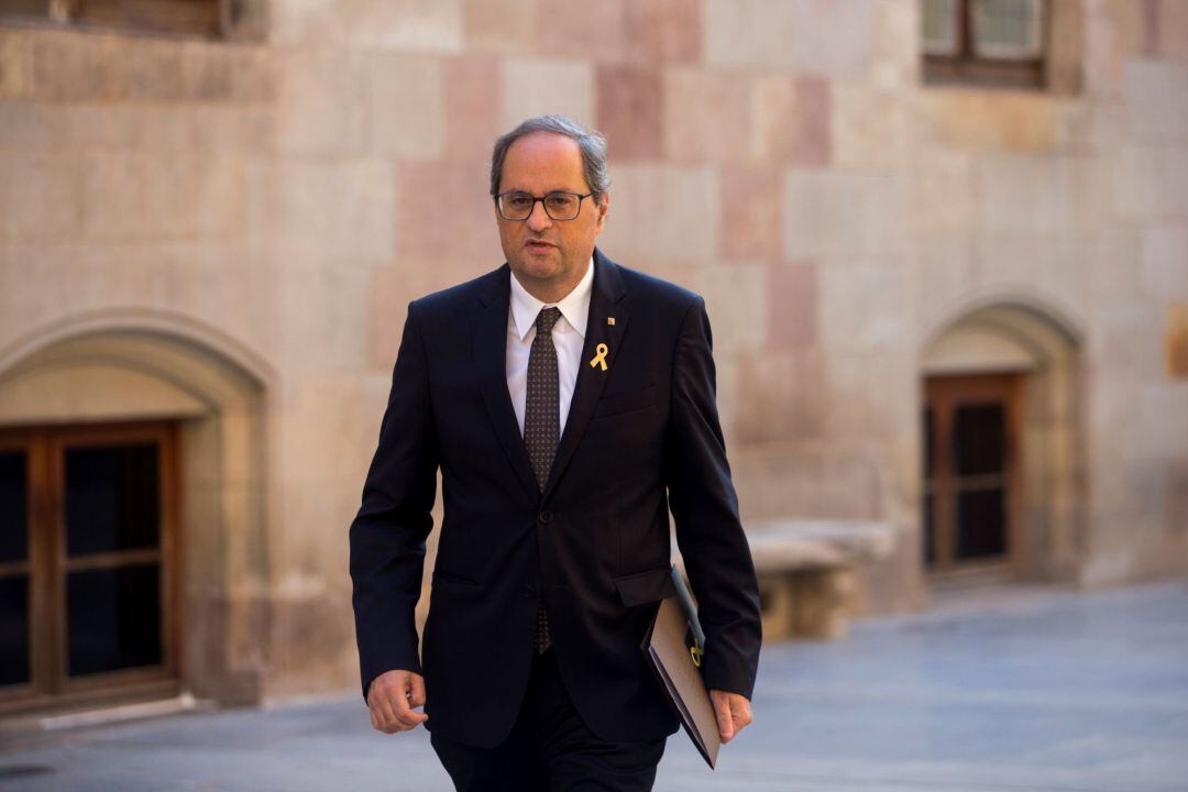 El presidente de la Generalitat, Quim Torra, se dirige a realizar una declaración institucional en el Palau de la Generalitat,