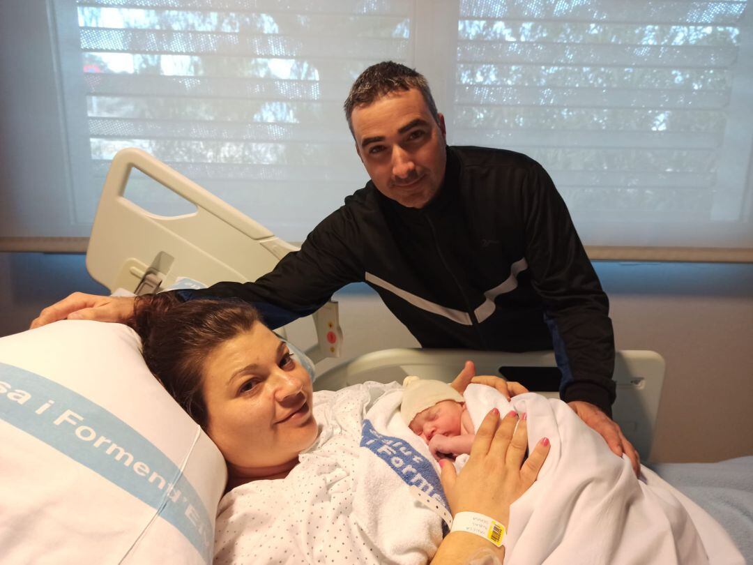 Ainhoa junto a sus padres en el Hospital