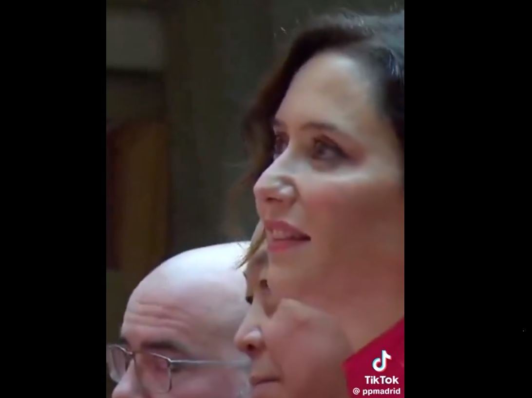 Ayuso captada cantando durante la actuación de Abrahan Mateo en uno de los actos de celebración del Día de la Constitución.