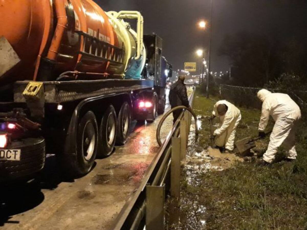 Recogen residuo contaminante derramado en un accidente de un camión en Durango