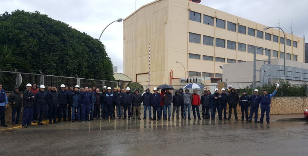 Los trabajadores de Endesa concentrados delante de la sede de la empresa en Ibiza