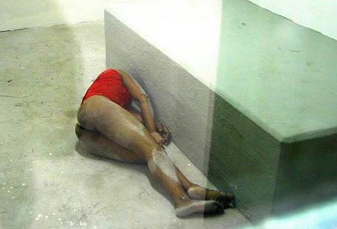 Desde que el diario La Repubblica publicó el martes esta fotografía representantes políticos y asociaciones de derechos humanos han denunciado las medidas adoptadas por el Gobierno de Silvio Berlusconi