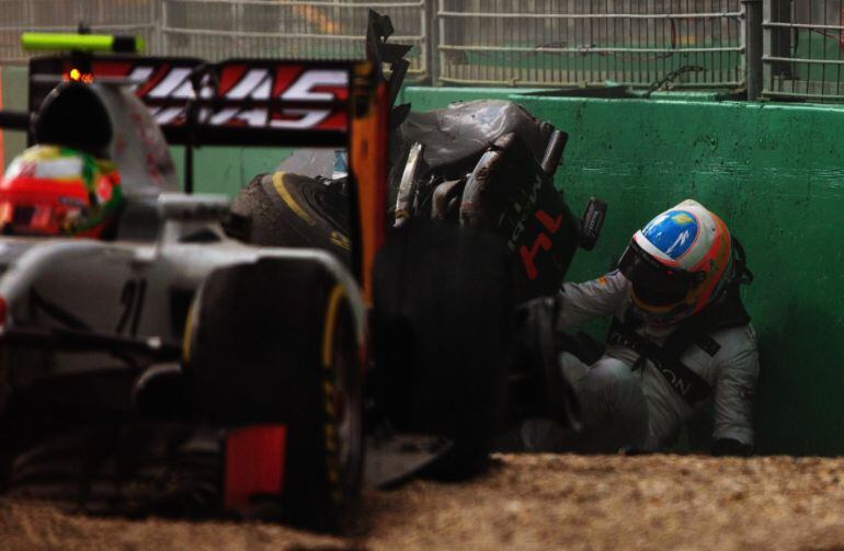 Fernando Alonso escapa de su McLaren tras su accidente ayer en Australia