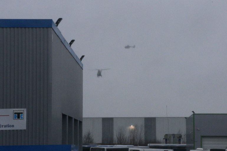 Helicópteros sobrevuelan el edificio de la imprenta CTD, en una zona industrial en Dammartin-en-Goele (noroeste de París).