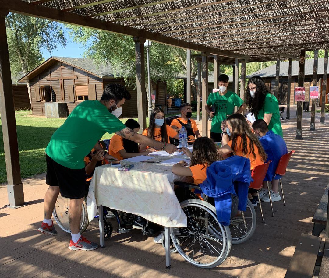 Participantes campamento Aspaym en el Bosque de los Sueños de Cubillos 