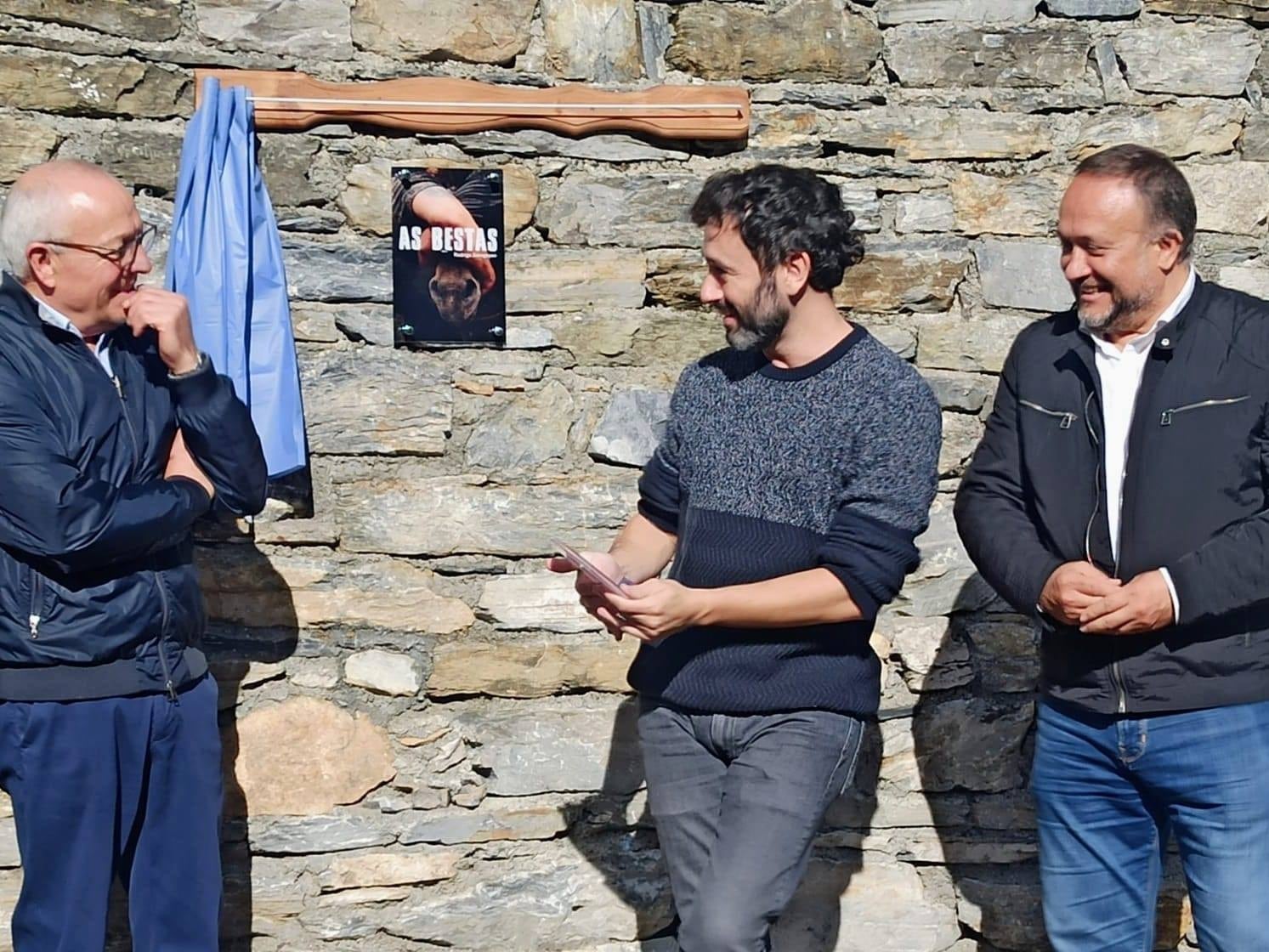 Rodrigo Sorogoyen junto al alcalde de Barjas (izq.) y el presidente del Consejo Comarcal del Bierzo (dcha.)