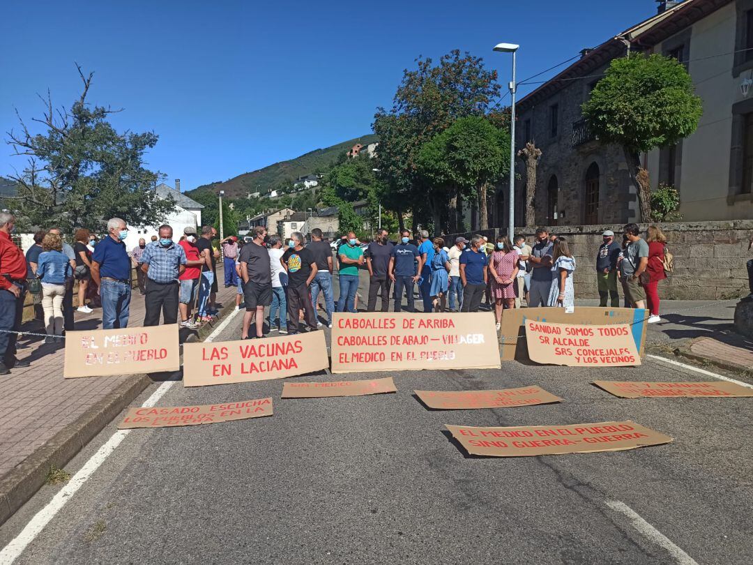 Los vecinos piden en la calle que se cubran las plazas de médico y ats que están asignadas