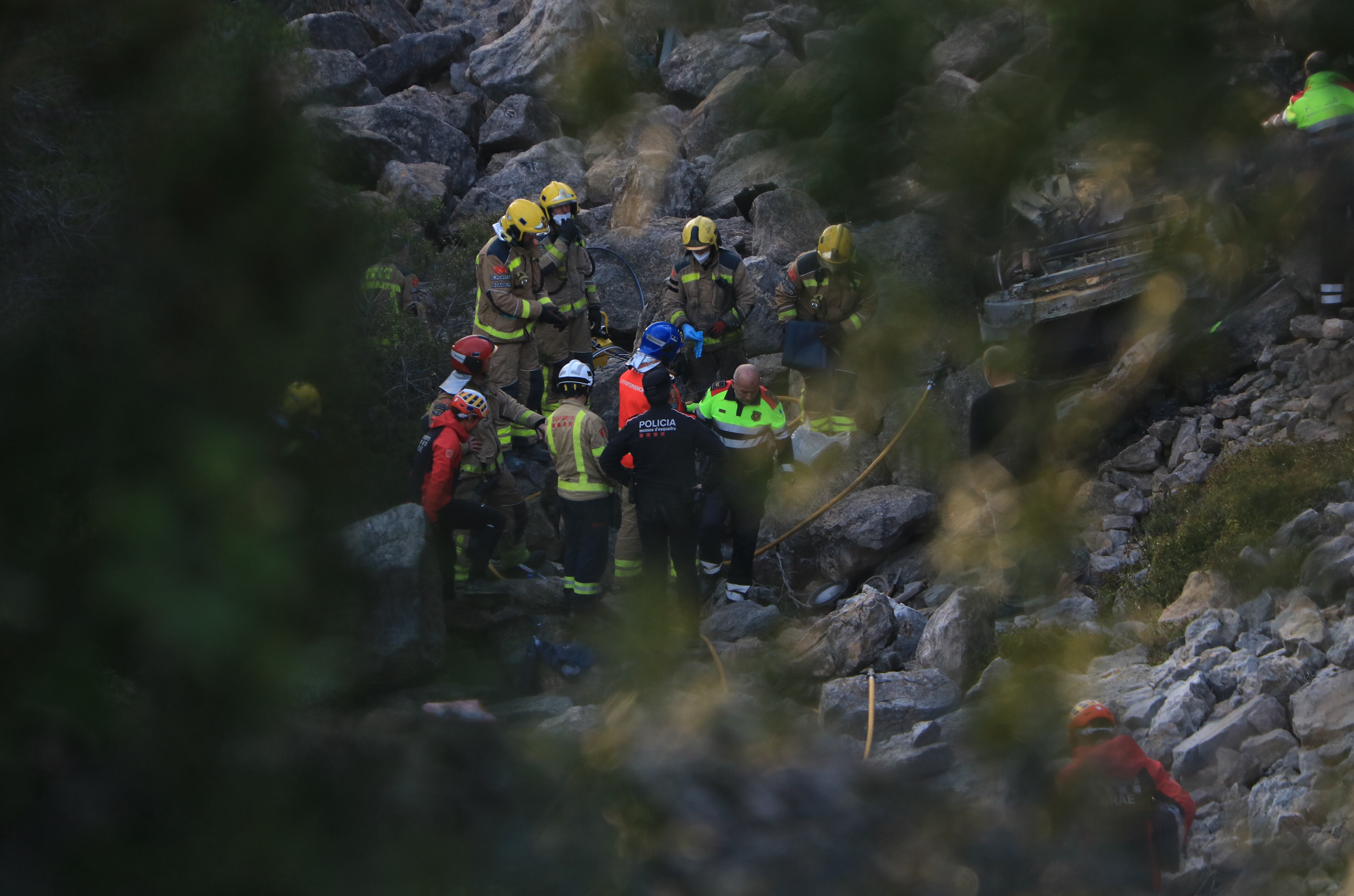 Efectius dels Bombers de la Generalitat treballant en la retirada del vehicle accidentat a la TV-3022 a El Perelló