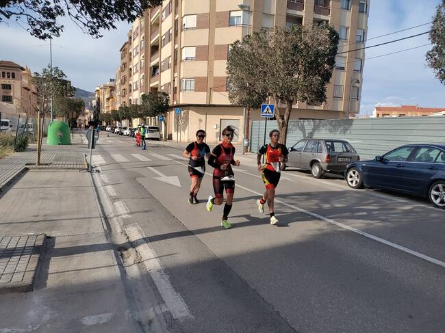 Foto del duatló ciutat d'Ontinyent a la seua recta final // Alexis Robledillo