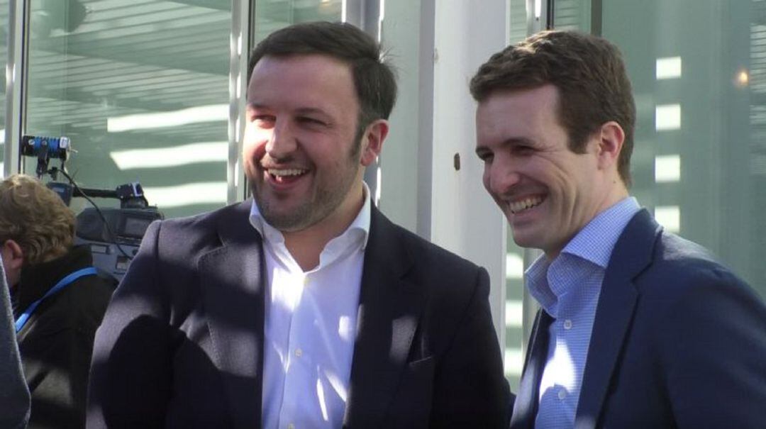 Pablo Ruz junto al presidente del PP nacional. Pablo Casado.