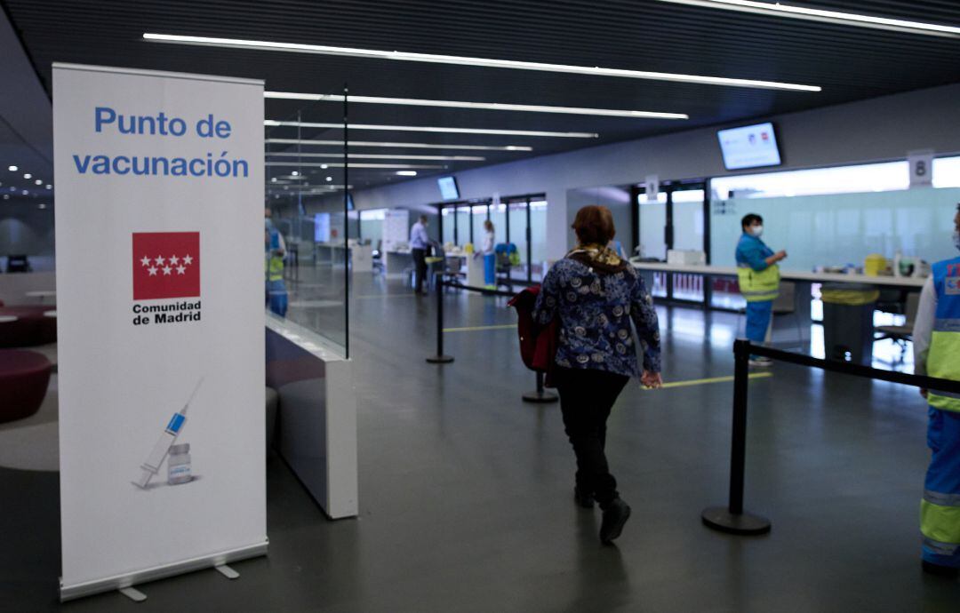 Varias personas en el dispositivo de vacunación puesto en marcha en las instalaciones del Wanda Metropolitano