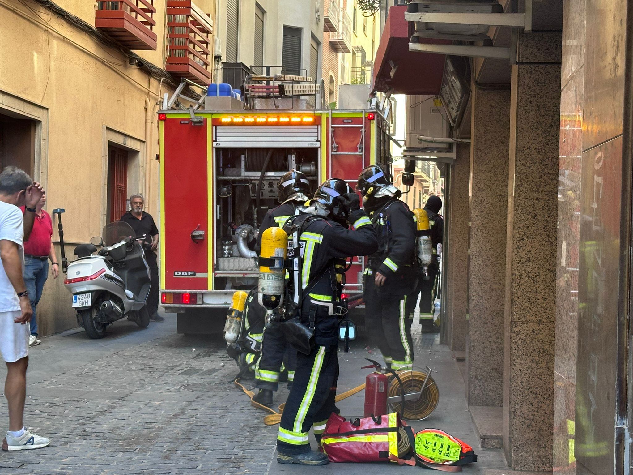 Intervención de los bomberos en el incendio de la calle Hurtado.