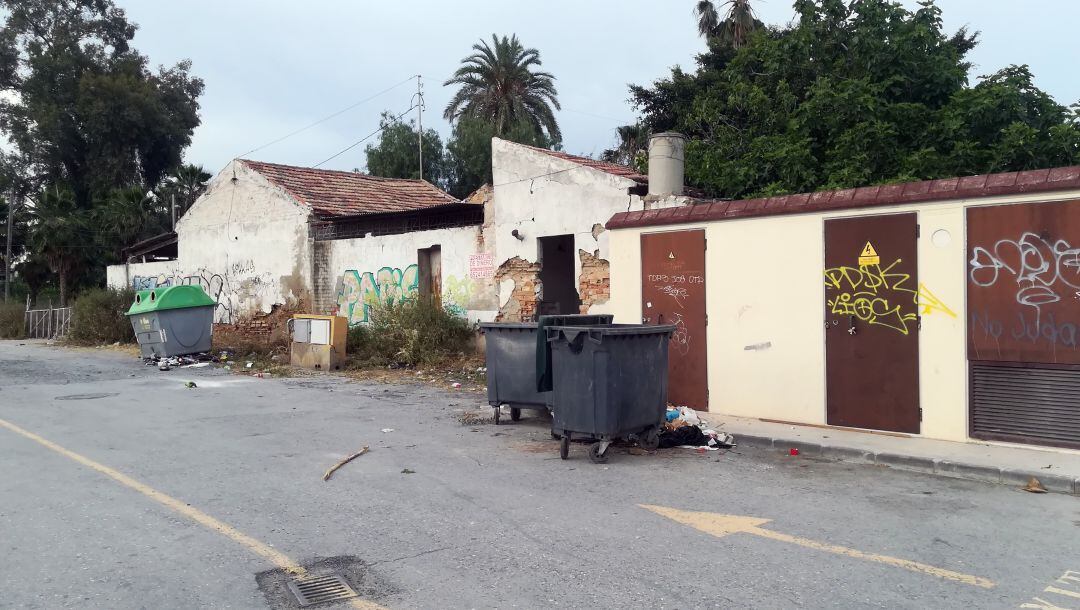 Los vecinos recuperan así una antigua demanda y exigen que los barrios del este de la ciudad reciban la misma atención e inversiones que otras zonas 