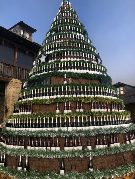 El pino está formado por 1.200 botellas