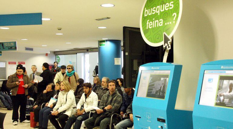 L'atur cau de 21.075 persones al maig i registra el descens més important en aquest mes dels últims 19 anys