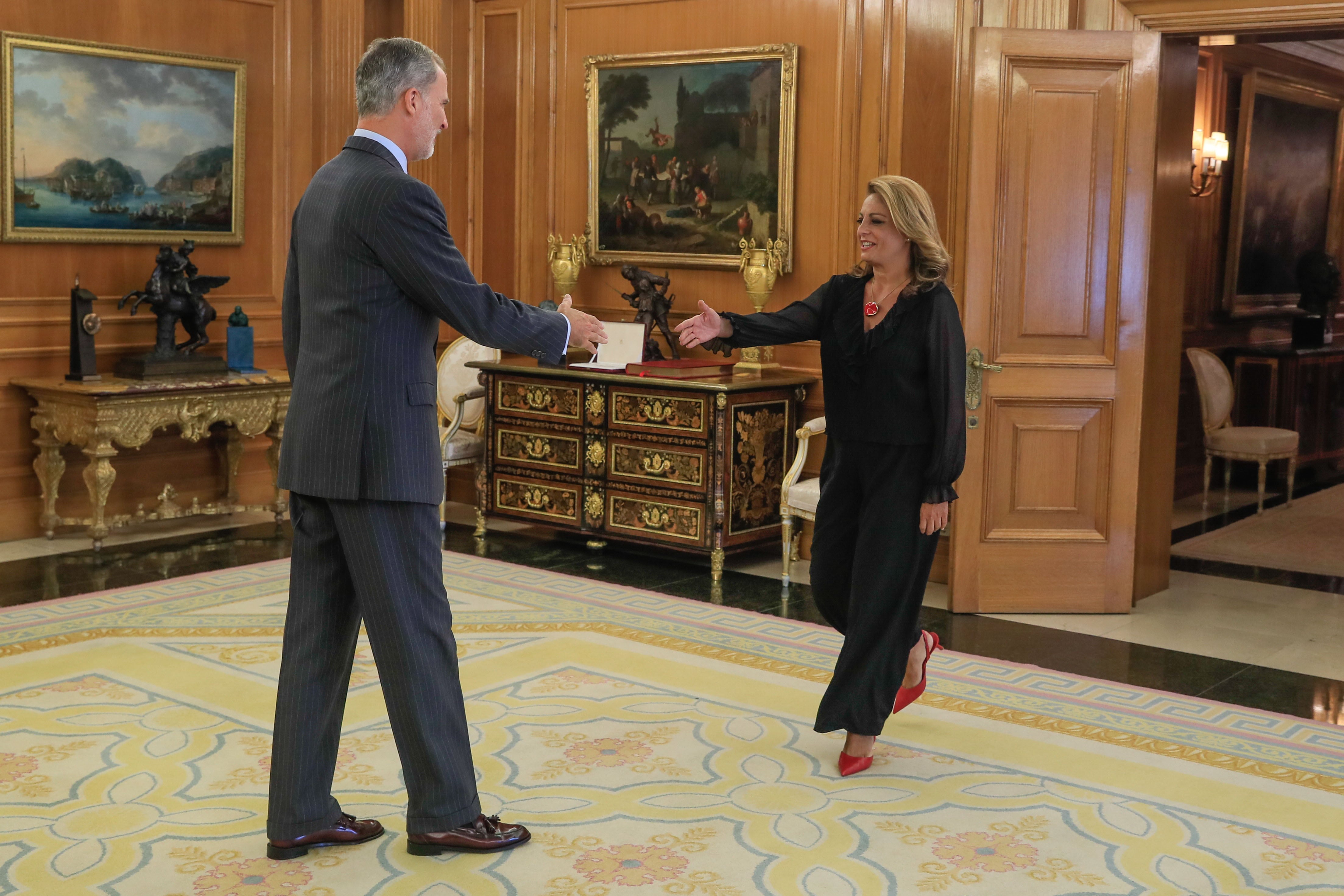 El rey Felipe VI recibe este lunes con la portavoz de Coalición Canaria en el Congreso, Cristina Valido, en el marco de la nueva ronda de consultas que abre el Monarca con los representantes de los partidos políticos para designar un nuevo candidato a la investidura del Gobierno de España