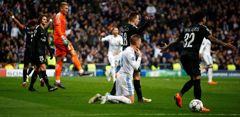 Kroos, durante el lance del partido frente al PSG que supuso el penalti a favor del Real Madrid 