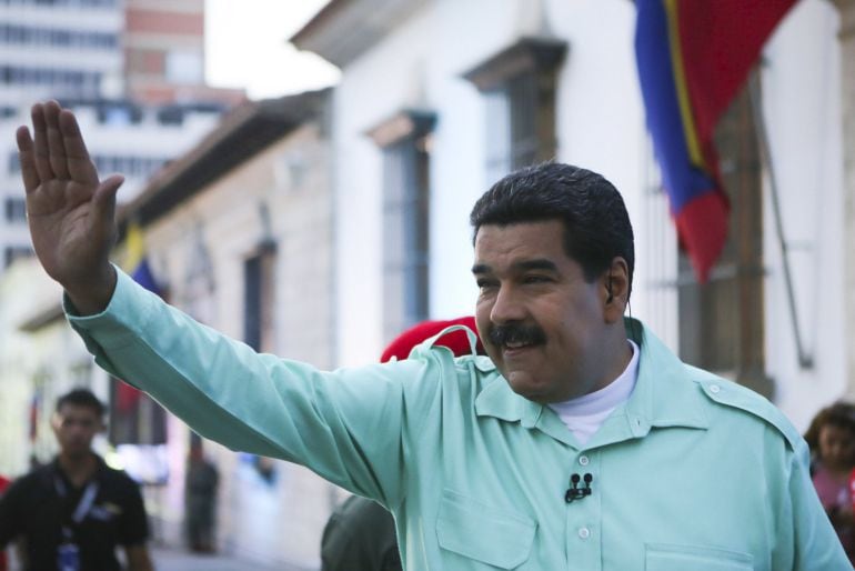 El Presidente Maduro saluda durante la última emisión de su programe semanal &quot;En contacto con Maduro&quot;