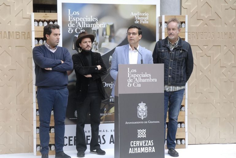 Presentación de los conciertos de &quot;Los Especiales de Alhambra y Cía&quot; en el Ayuntamiento de Granada con el alcalde, en el uso de la palabra, y el cantante Coque Malla, de negro