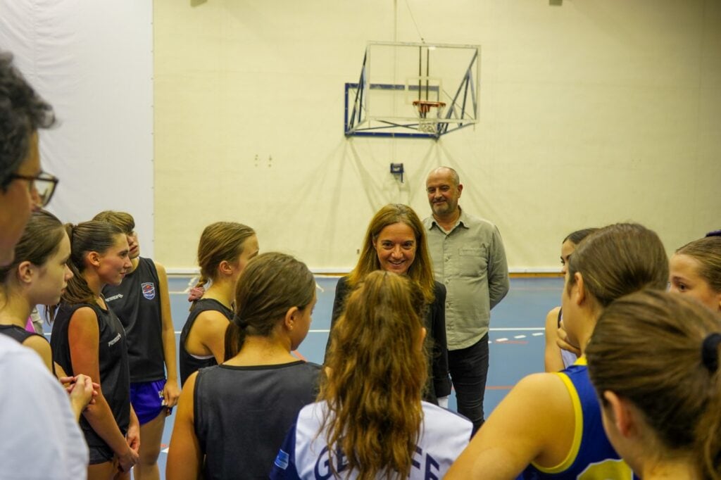 Sara Hernández con las categorías inferiores del CB Getafe en el pabellón del ACAR.