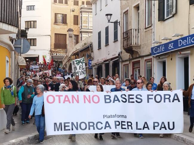 Manifestació a Maó contra l'OTAN