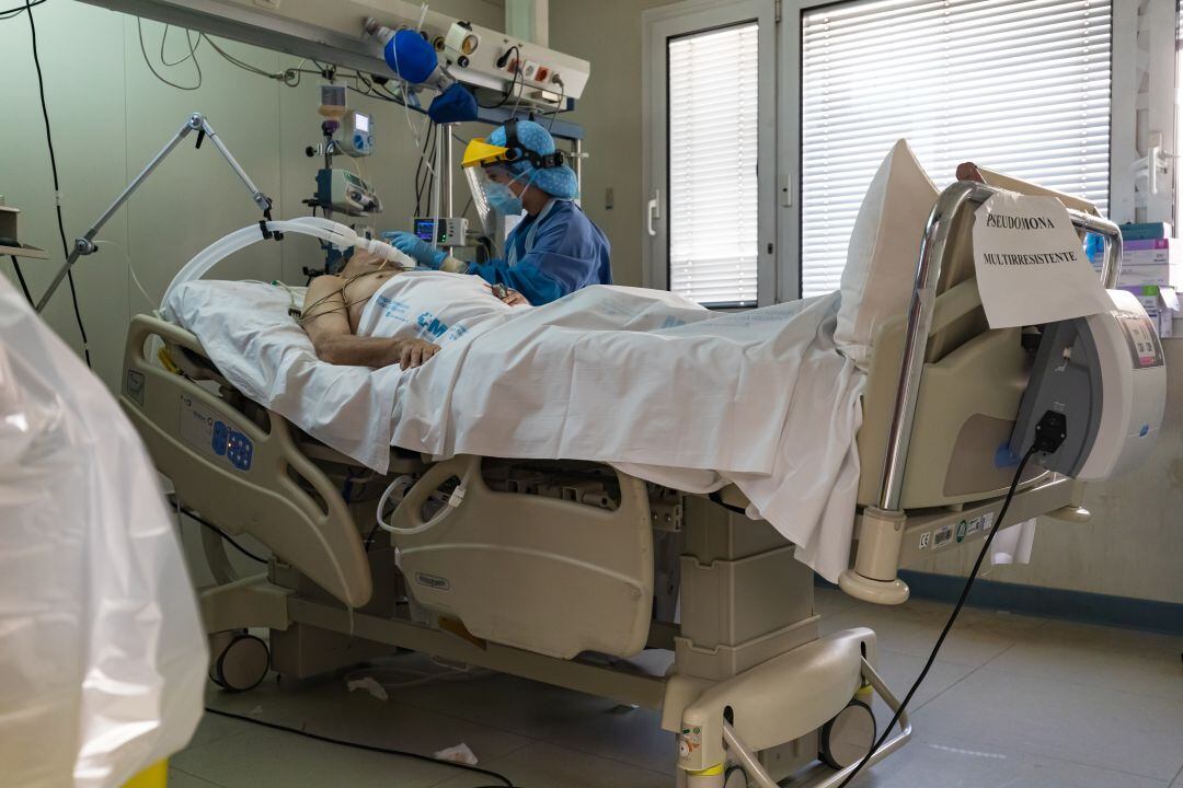 Un paciente de COVID-19 en la UCI. 