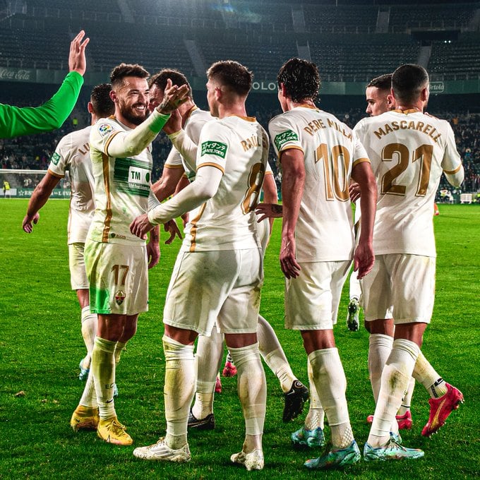 Los jugadores del Elche celebran el gol de Josan ante el Leeds