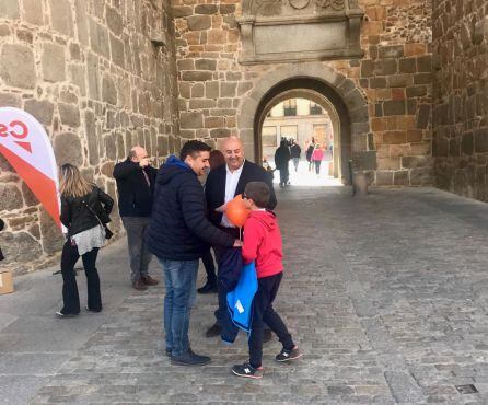 Carlos López, candidato de Ciudadanos repartiendo propaganda electoral en el Mercado Grande