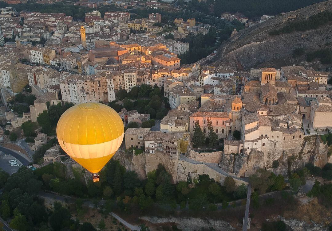 Vista aérea del casco antiguo de Cuenca. La fotografía ilustra el relato &#039;Cuando los sueños se cumplen&#039; del libro &#039;Alrededor de la cocina&#039; (Grijalbo, 2021).