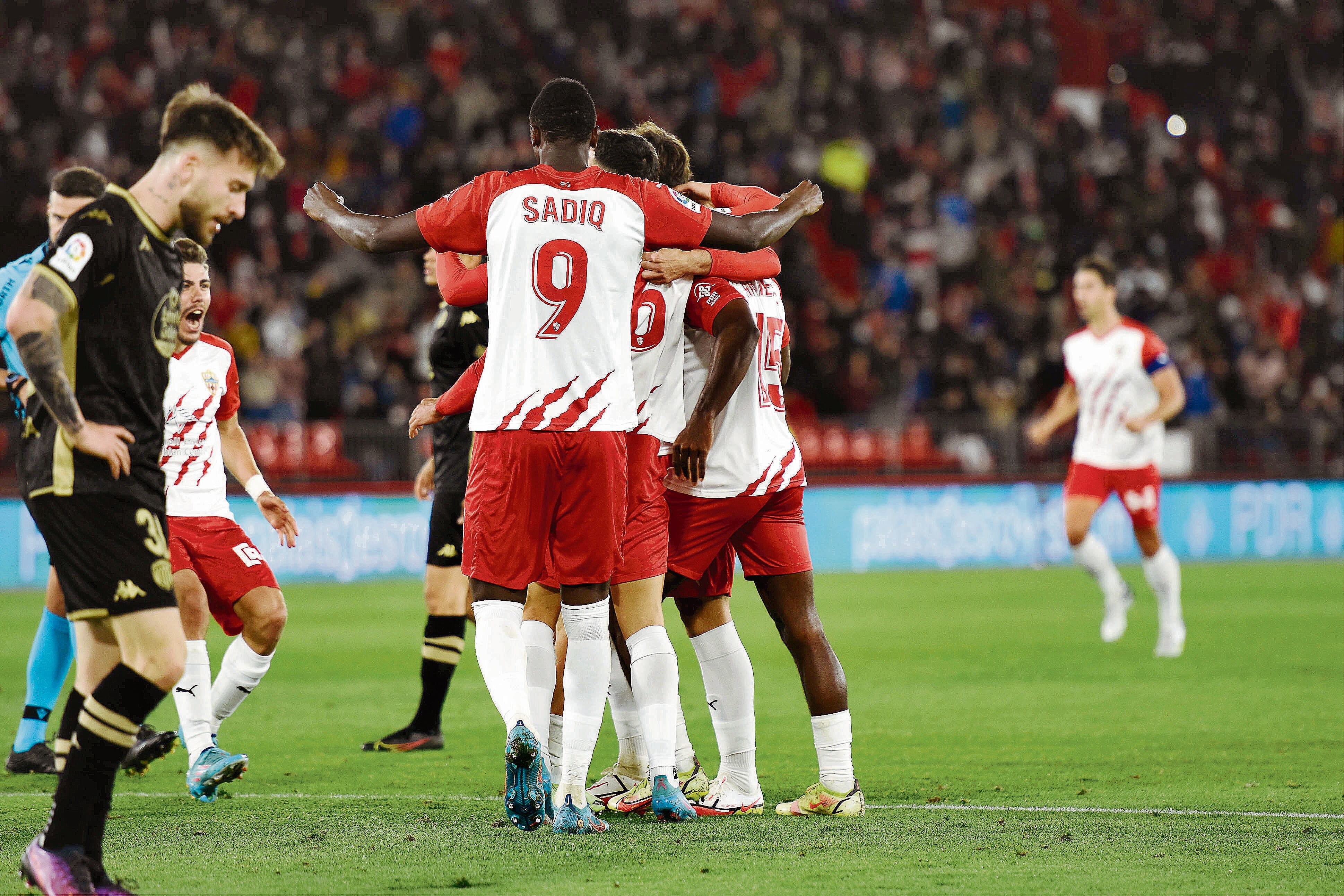 Con Umar Sadiq la vida es más fácil para el Almería.